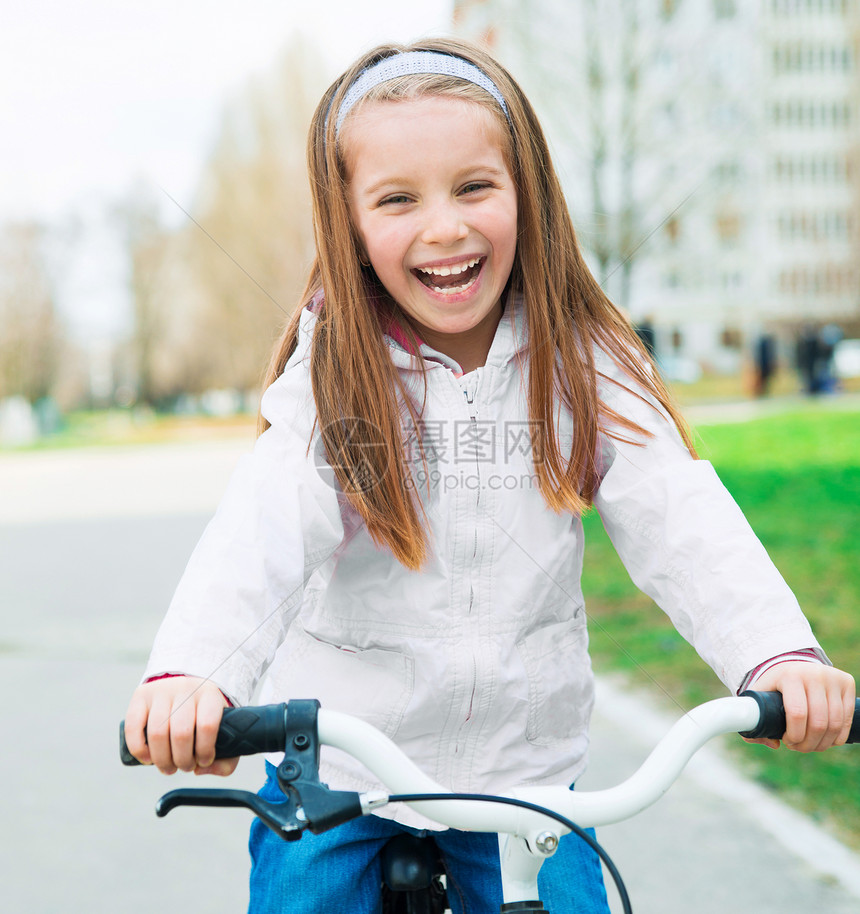 带着自行车的小女孩女孩天空青年幼儿园幸福活动运动童年公园快乐图片