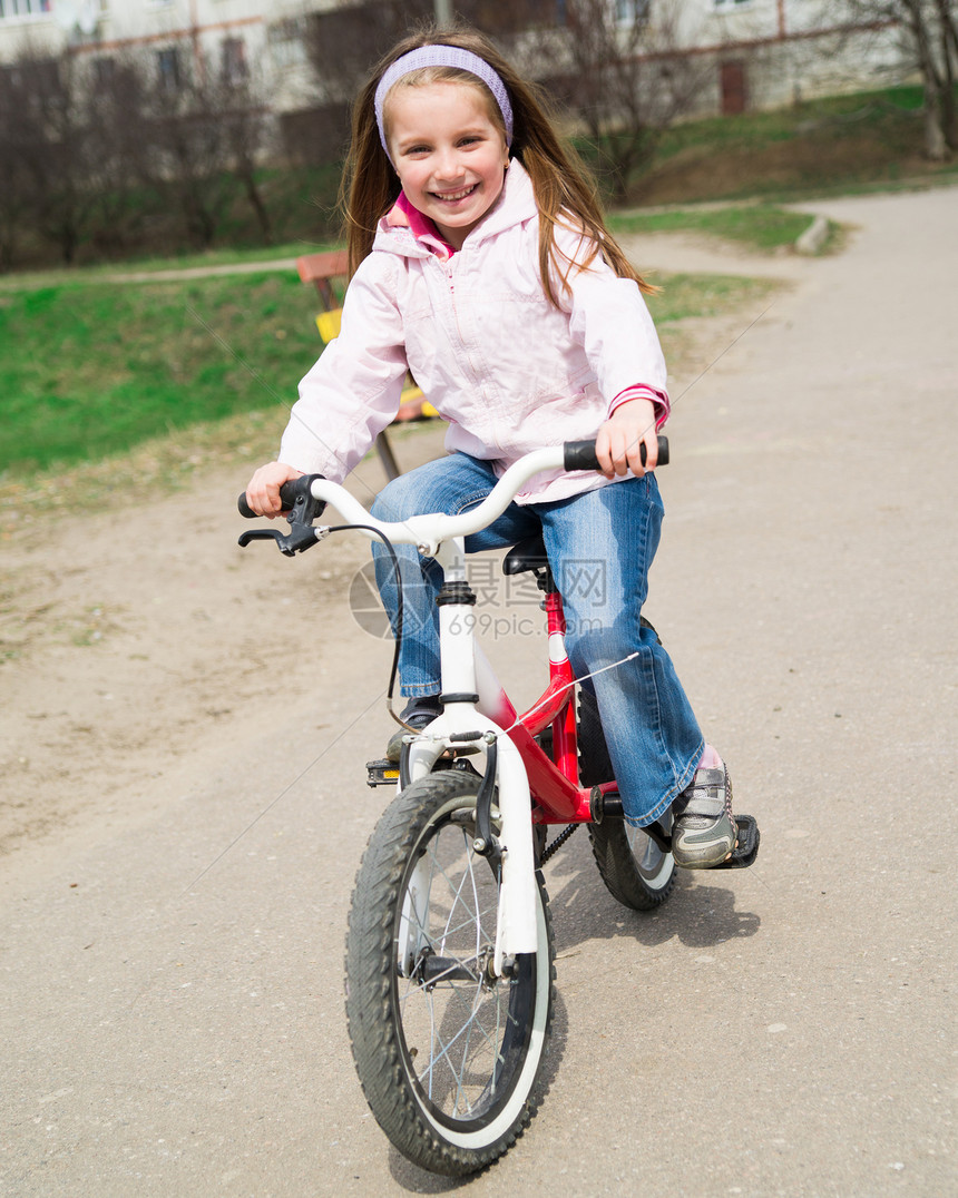 带着自行车的小女孩骑术快乐幸福娱乐公园孩子运动活动幼儿园绿色图片