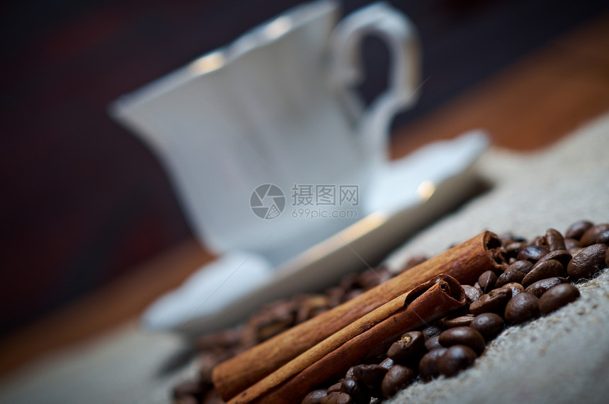咖啡杯加肉桂黑色饮料白色咖啡香气香料食物杯子香味飞碟图片