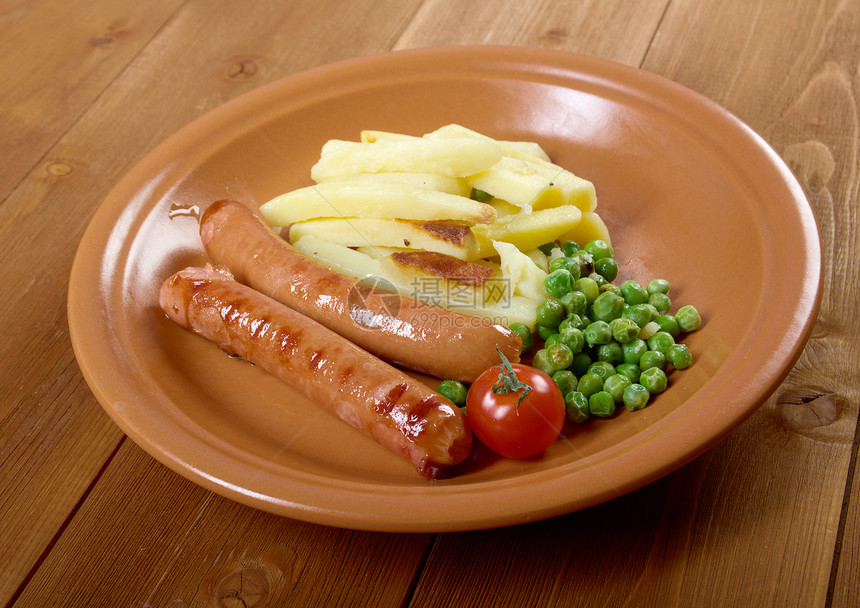 配薯条的香肠油炸食物猪肉蔬菜白色绿色土豆早餐午餐小吃图片