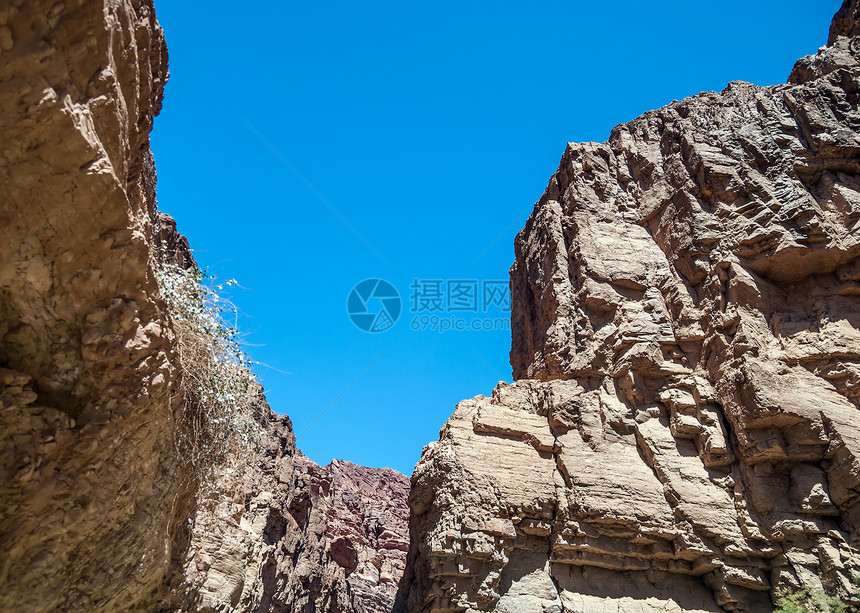 约旦的Wadia河小溪风景蓝色太阳远足悬崖沙漠天空季节卵石旅行图片