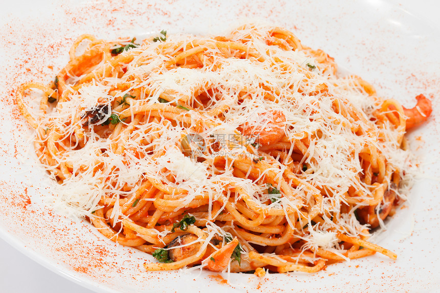 加酱的意大利面盘子餐厅刀具小麦面条美食食物蔬菜午餐食谱图片