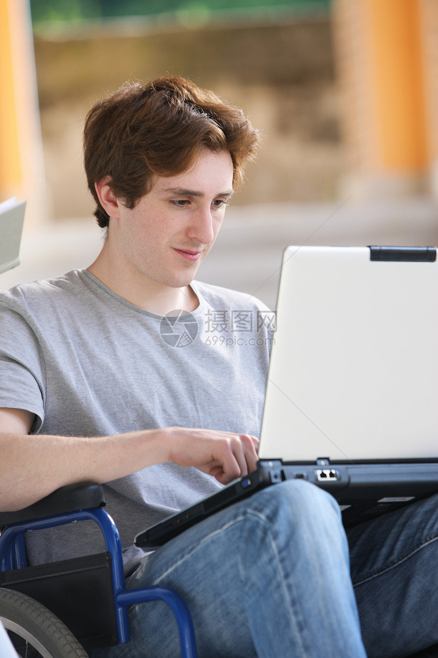 轮轮椅学生人数教育医疗笔记本轮椅电脑专注保健病人学习年轻人图片