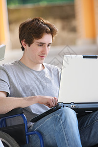 轮轮椅学生人数教育医疗笔记本轮椅电脑专注保健病人学习年轻人背景图片