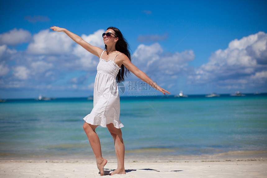 在海滩度假的年轻女子旅行乐趣幸福假期蓝色天空女性女士比基尼身体图片