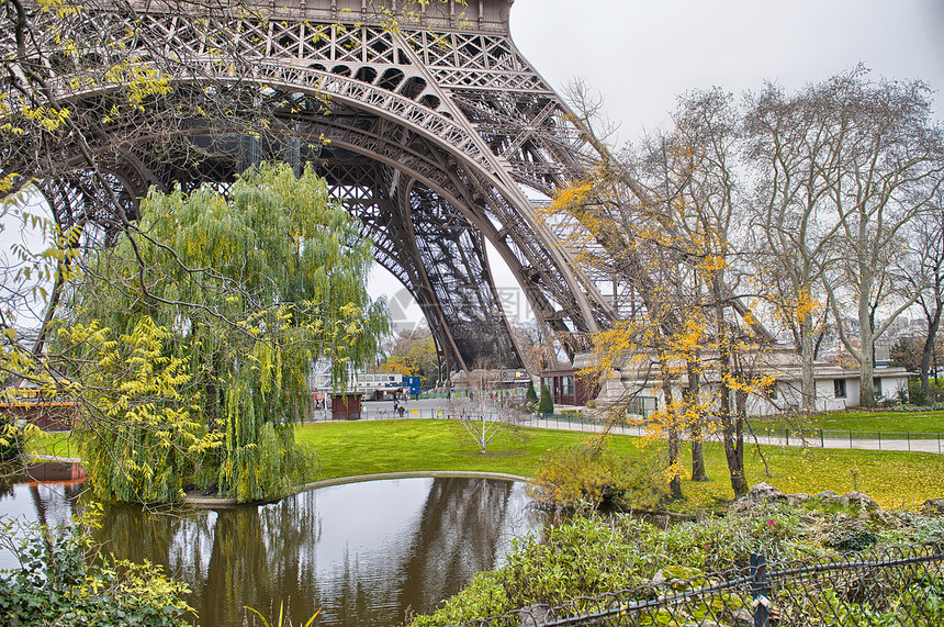 巴黎 艾菲尔铁塔的景色 冬天游览艾菲尔观光首都历史性城市旅游旅行阳光地标游客天空图片
