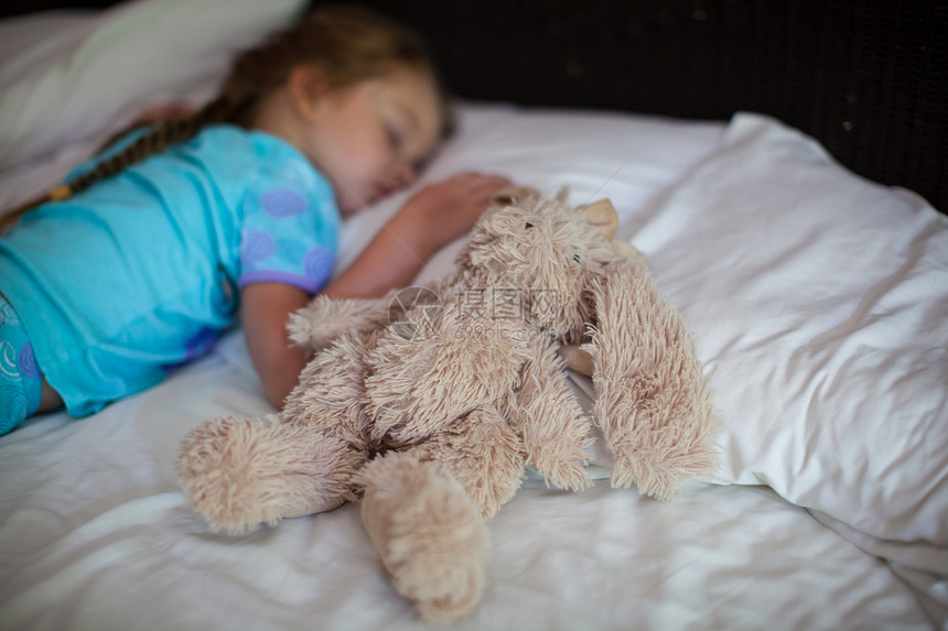 可爱的小孩睡午睡白色玩具女孩毯子女性酒店儿童睡眠童年婴儿图片
