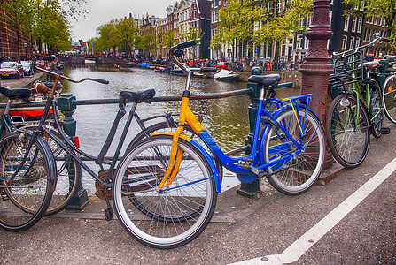自行车在阿姆斯特丹 尼特兰运河上架桥背景图片
