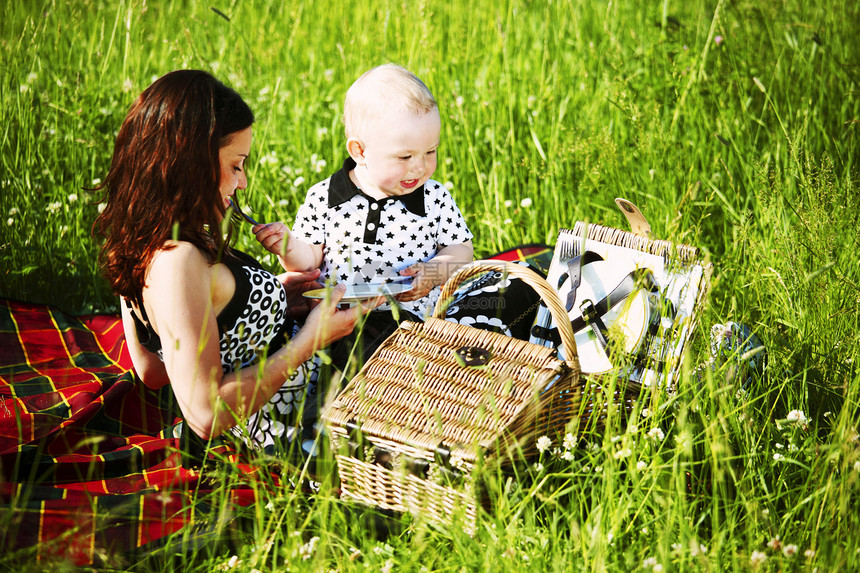 家庭野餐女性夫妻追求女孩男性母亲婴儿闲暇公园女士图片