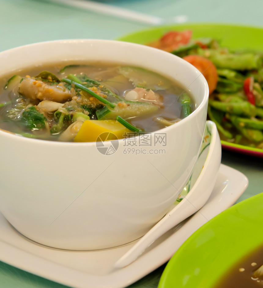 汤碗中的汤汤香料白色蔬菜美食绿色食物猪肉盘子图片