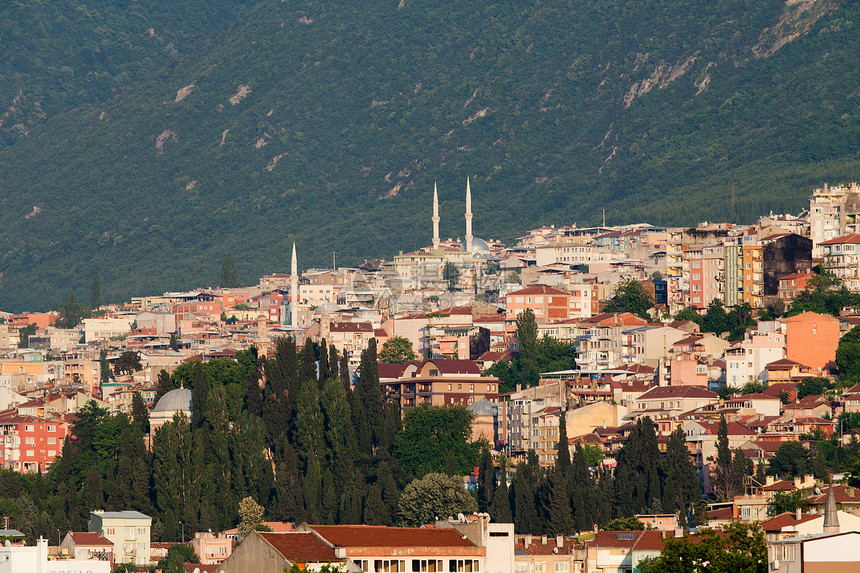 土耳其Bursa的清真寺和许多房屋城市尖塔圆顶场景地标建筑住宅窗户街道建筑学图片