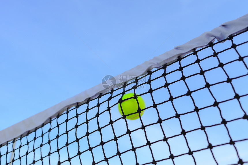 网球网和蓝天球娱乐黄色运动蓝色网球游戏天空图片