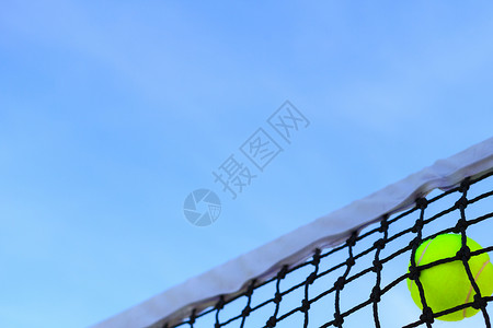 网球网和蓝天球黄色天空运动网球游戏蓝色娱乐背景图片