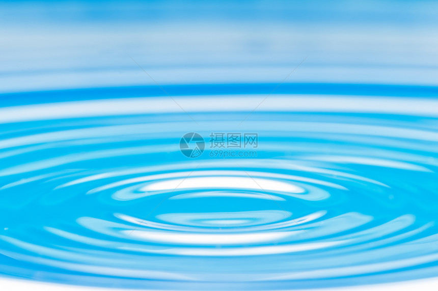 水上圆环圆圈海浪戒指液体蓝色运动反射同心场景宏观图片