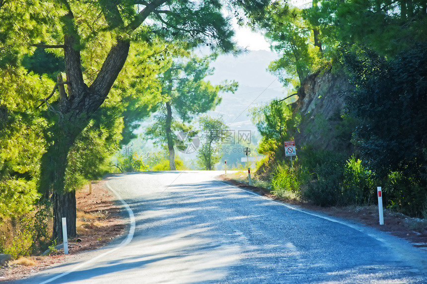 山上长途跋涉图片