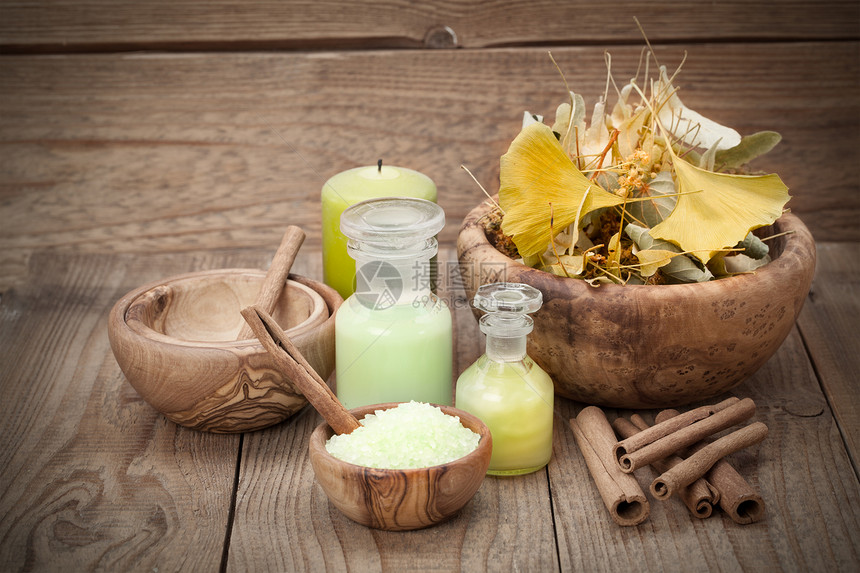 木质碗里的草药盐和木本底的草药木头按摩治疗化妆品勺子温泉绿色香味草本植物芳香图片