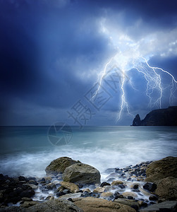 暴风雨力量天气土地公园海滩危险石头野生动物霹雳螺栓高清图片