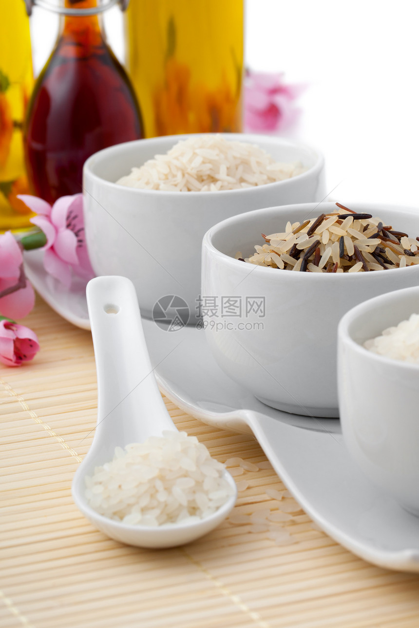 瓷汤匙中未煮熟的稻米图片