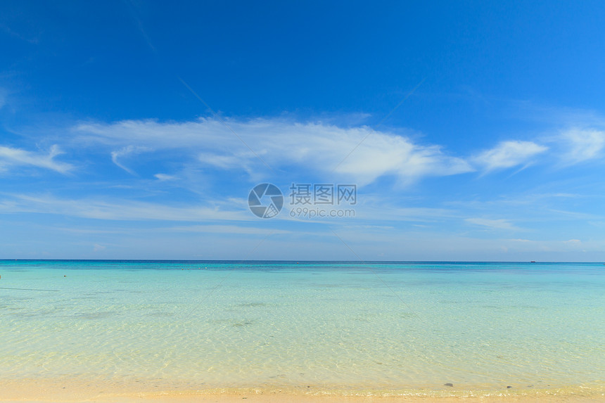 海滩和蓝蓝天空假期场景风景地平线爬坡冲浪海洋晴天海岸放松图片