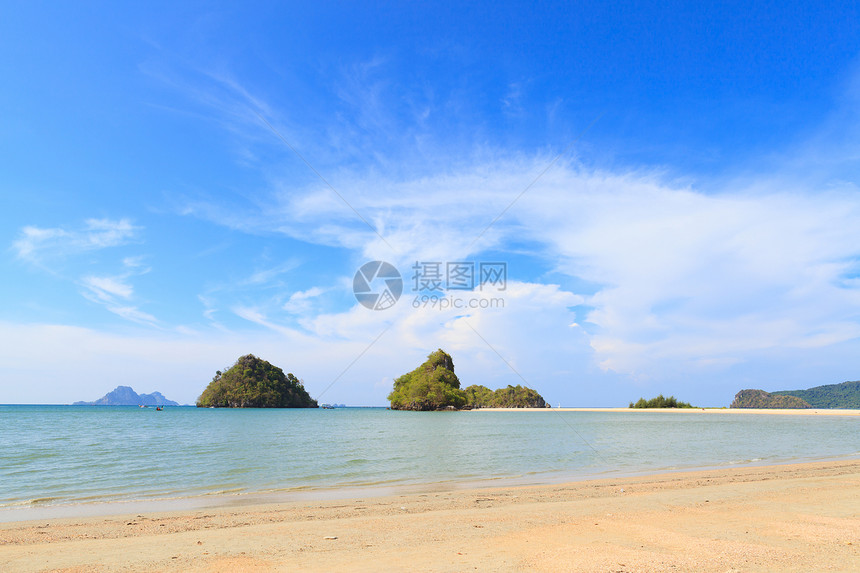 海滩和蓝蓝天空假期天堂旅游地平线热带阳光墙纸爬坡天气旅行图片