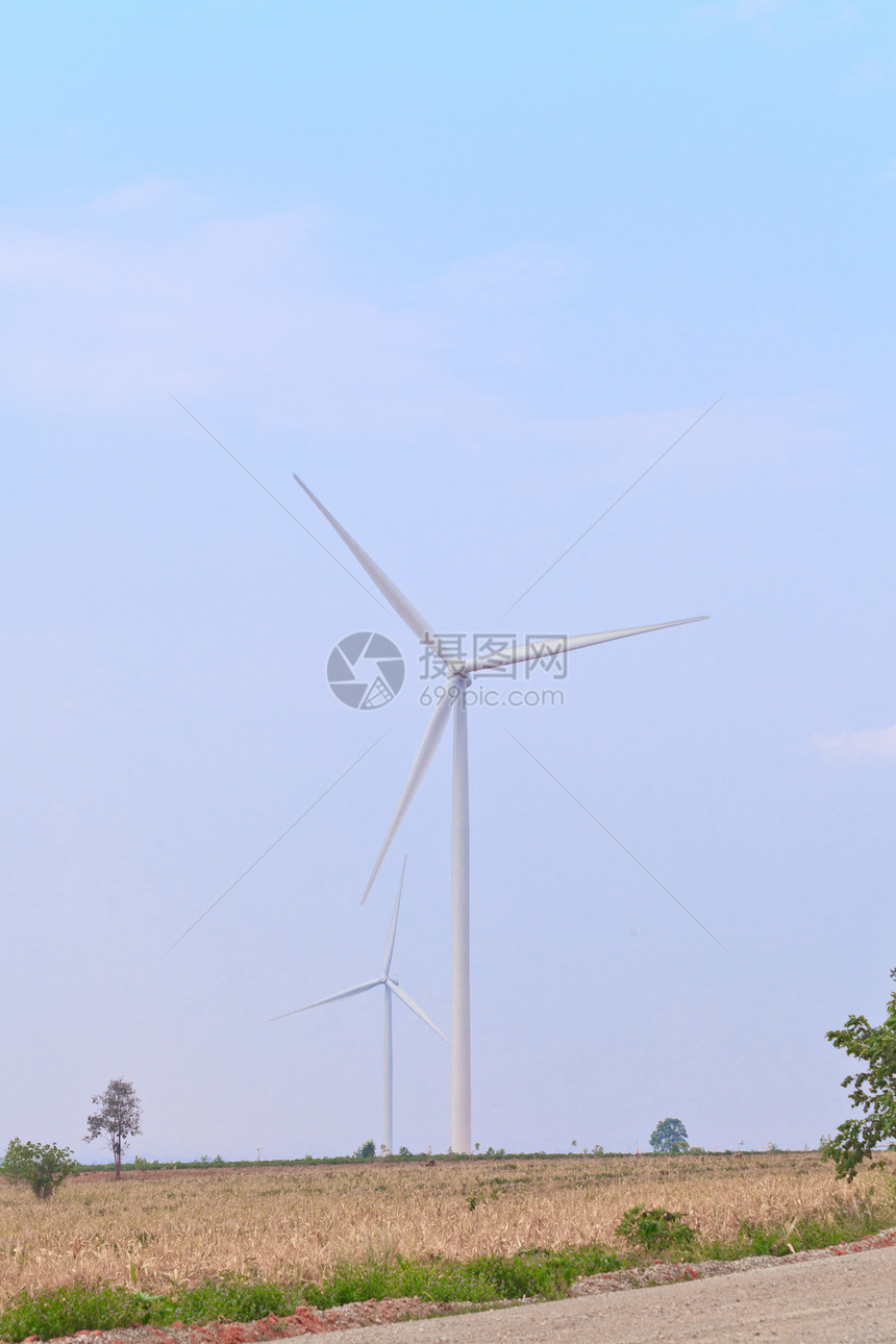 蓝色天空的涡轮金属发电机旋转力量农场保护生态桅杆场地活力图片