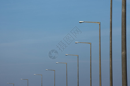 天空日光柱子蓝色路灯街道背景图片