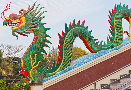 个性龙素材绿龙雕像文化个性红色旅行公园雕塑天空花朵节日生活背景