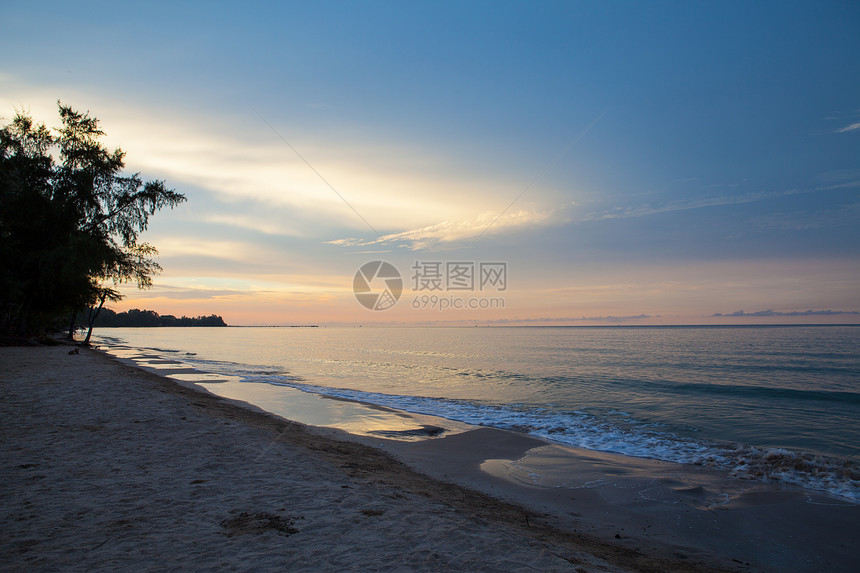 日出在沙滩上太阳天空海洋支撑海浪蓝色阳光反射海岸海滨图片