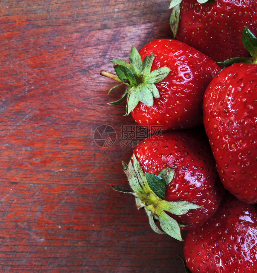 木制桌上的新鲜草莓水果市场季节性红色木头乡村浆果玻璃收成宏观图片