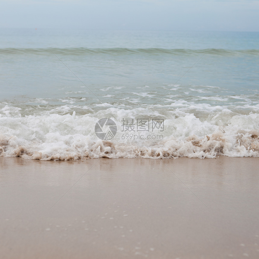 沙滩上的沙浪海洋棕色海浪风景泡沫气泡支撑冲浪海岸滚动图片