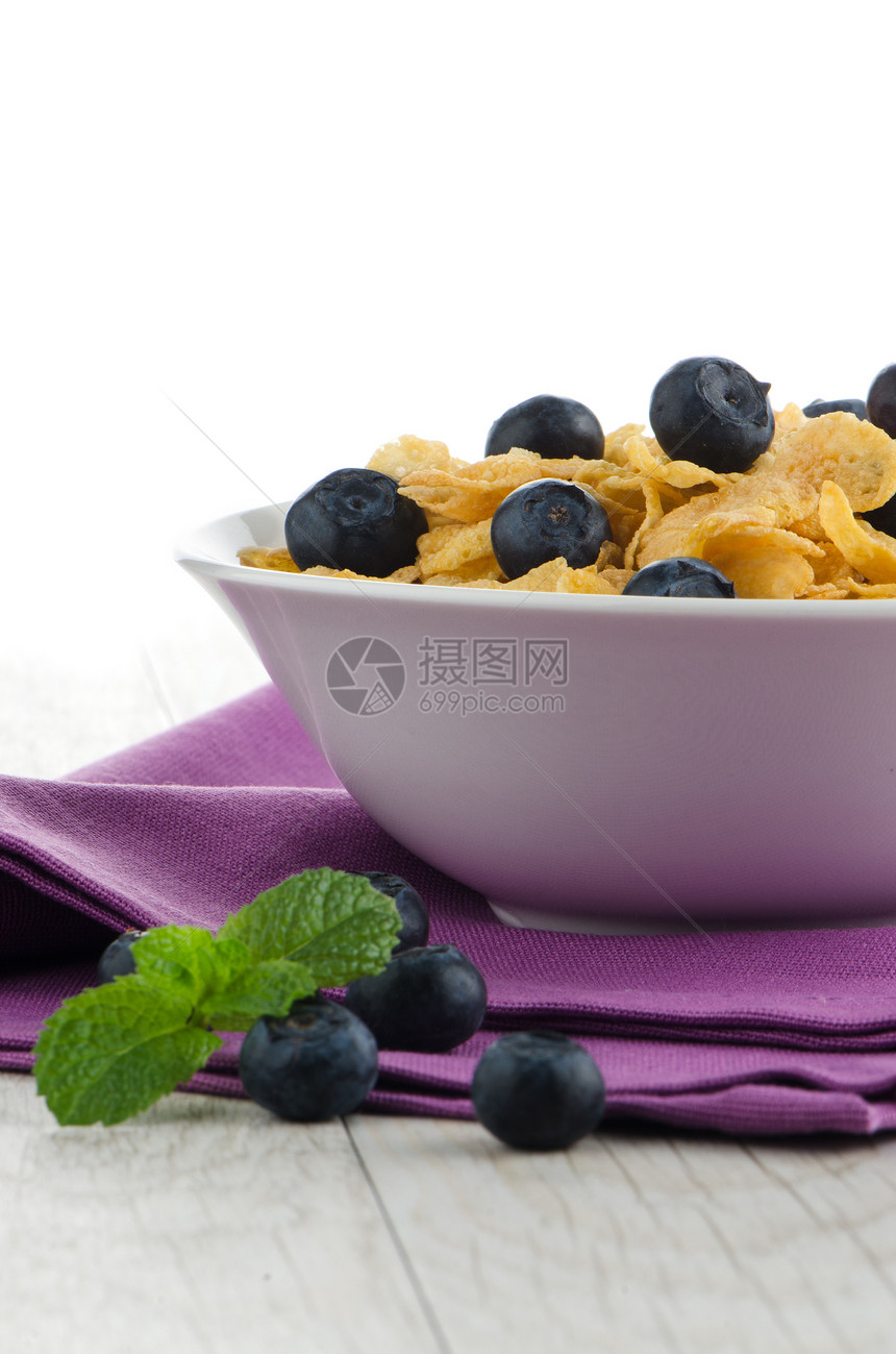 谷物和蓝莓节食营养小吃饮食甜点玉米片勺子餐巾盘子浆果图片