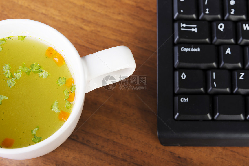工作时喝杯汤美食面条香菜桌子白色营养键盘盘子蔬菜午餐图片