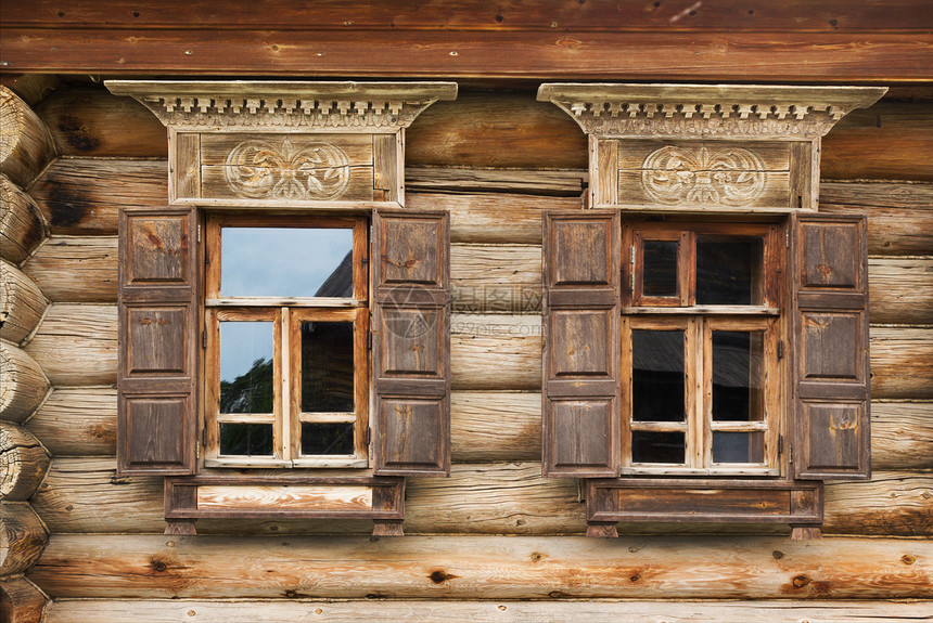 俄罗斯老房子的两扇窗户图片
