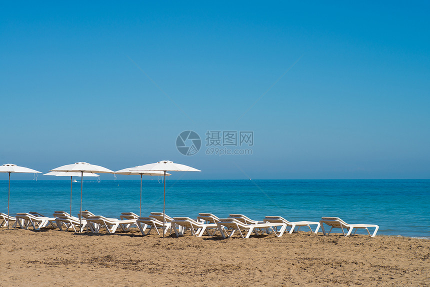 海滩场景阳伞水平支撑海洋海岸假期晴天遮阳伞躺椅图片