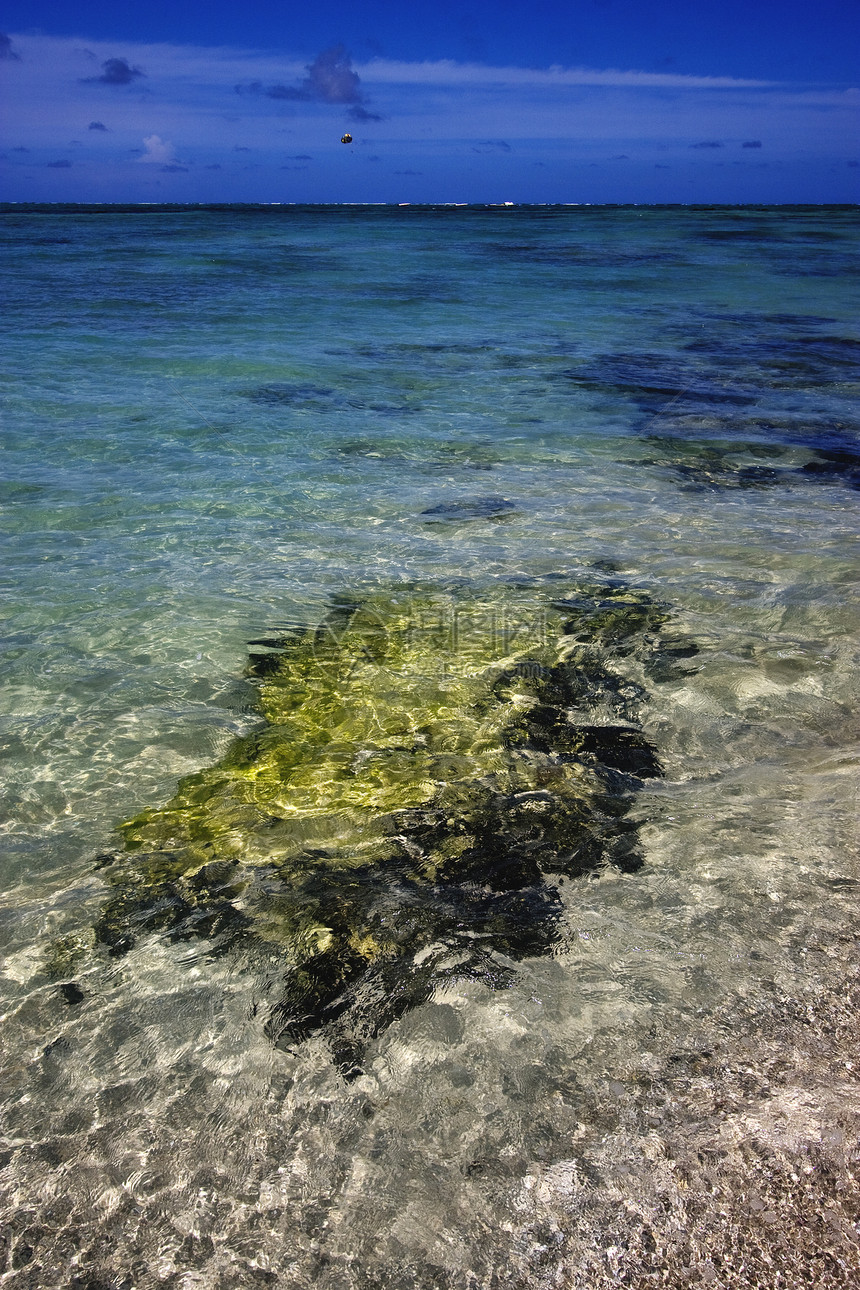 沙滩和海滨草原中波浪海岸蓝色小岛低潮海滩泡沫海岸线棕色黑色图片