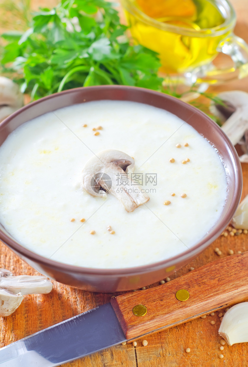 蘑菇汤桌子勺子蓝色蔬菜午餐盘子香菜起动机洋葱食物图片