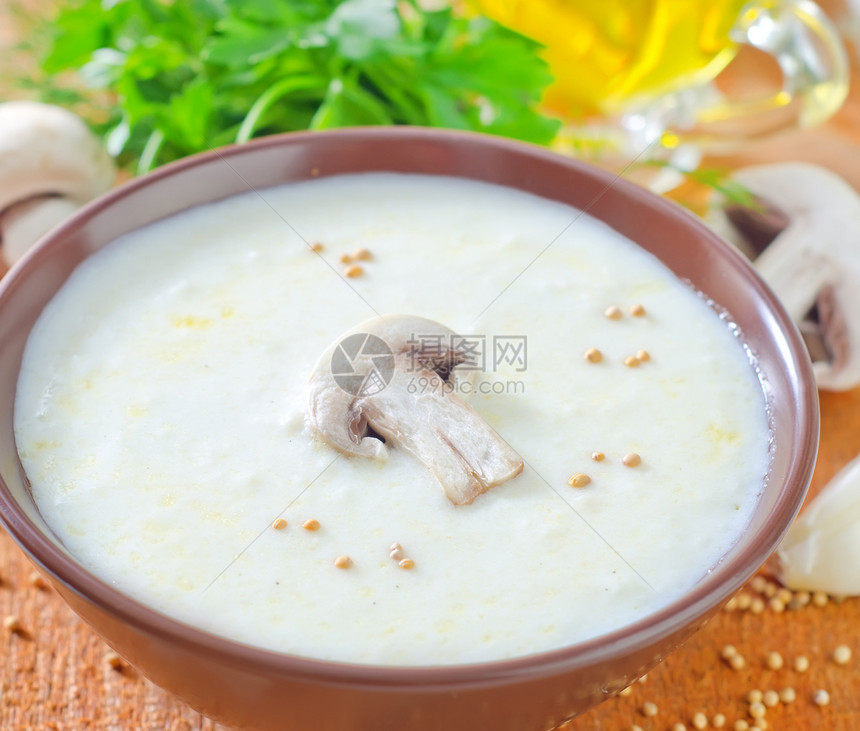 蘑菇汤桌子洋葱香菜饮食盘子餐巾午餐勺子美食草本植物图片