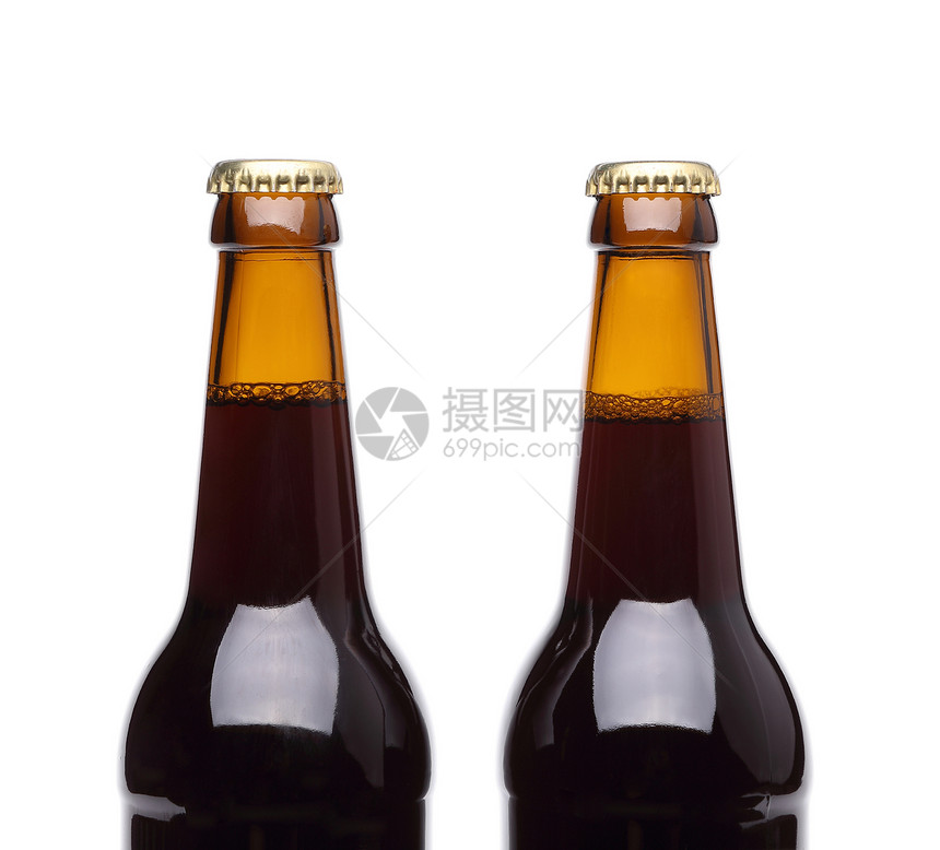两瓶啤酒在白背景上图片