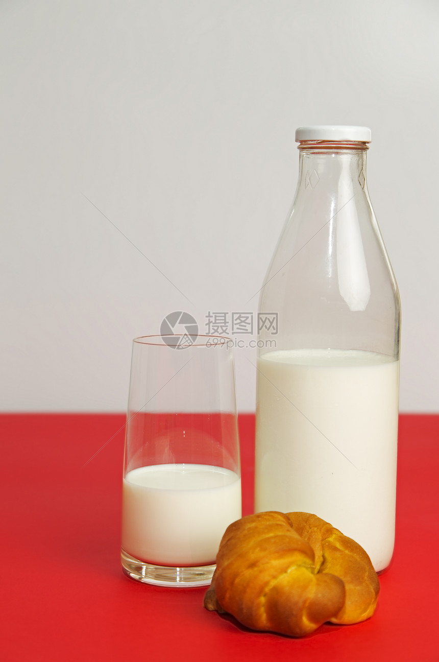 一杯新鲜牛奶红色瓶子早餐静物点心桌布糕点桌子图片