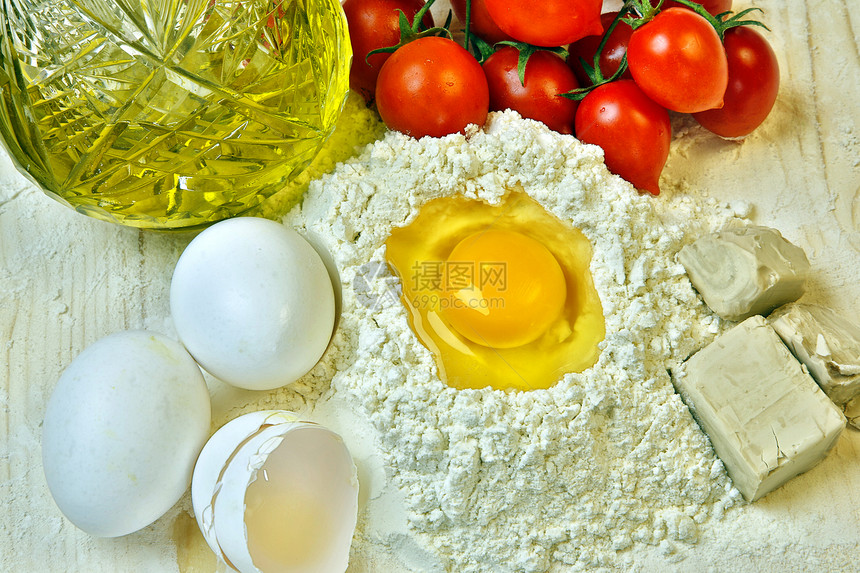 准备自制鸡蛋意大利面的成分a生活背景蛋黄桌子面粉美食鸡蛋手工原料烹饪图片