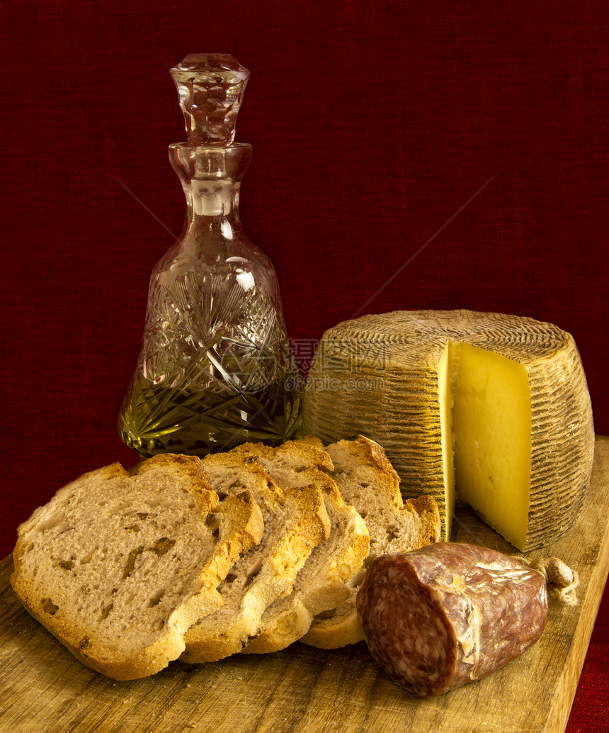 地中海食物面包香肠砧板背景生活菜板乳制品深红色油瓶美食图片