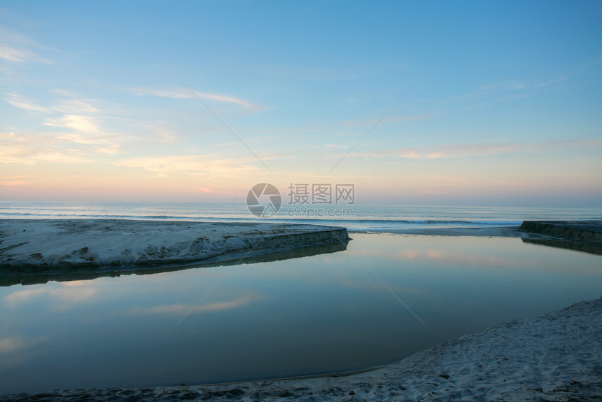 日出在海滩和湖边图片