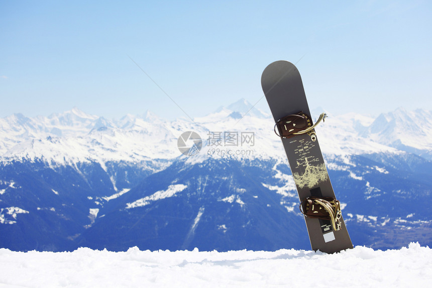 山上雪花高山暴风雪顶峰蓝色单板天空山脉爬坡冻结太阳图片