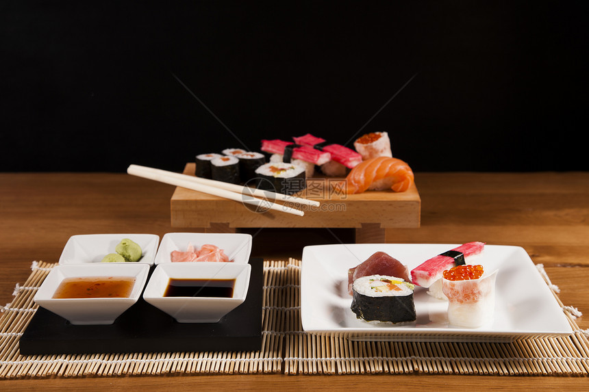 美味新鲜寿司饮食盘子酱油文化餐厅小吃烹饪蔬菜传统食物图片