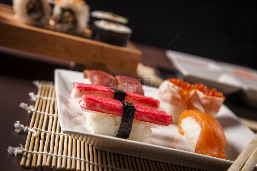 美味新鲜寿司文化盘子食物烹饪鱼子饮食蔬菜餐厅海鲜奶油图片