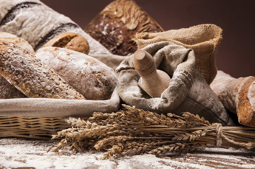 传统面包桌子购物食物棕色白色木板帆布篮子木头小麦图片