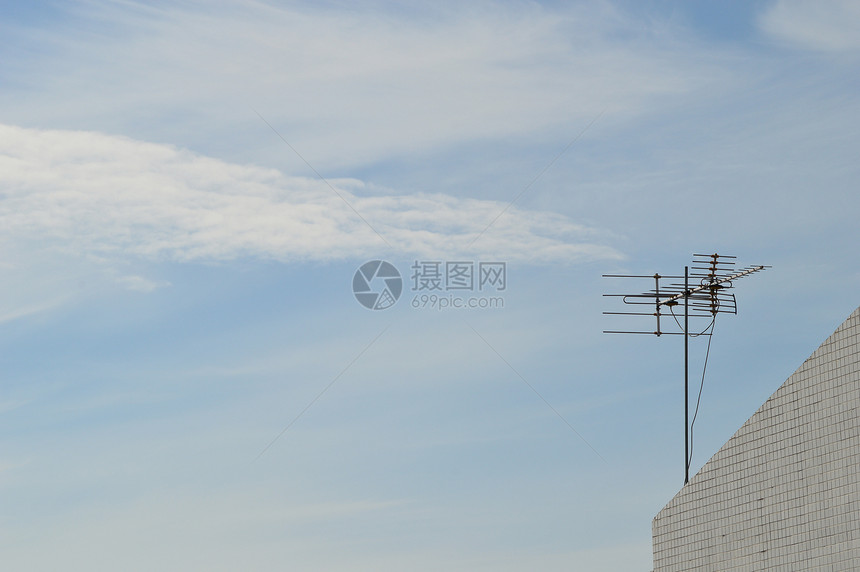 屋顶上的电视天线电缆金属白色阳台收音机植物广播技术生态器具图片