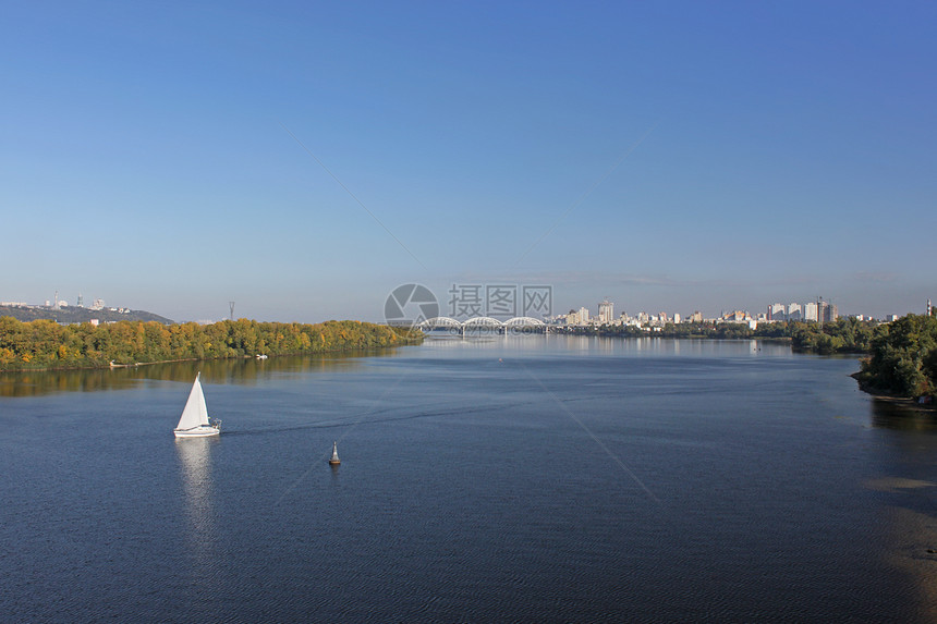 基辅的Dnieper河天空城市风景建筑物景观树木反射建筑学游艇蓝色图片