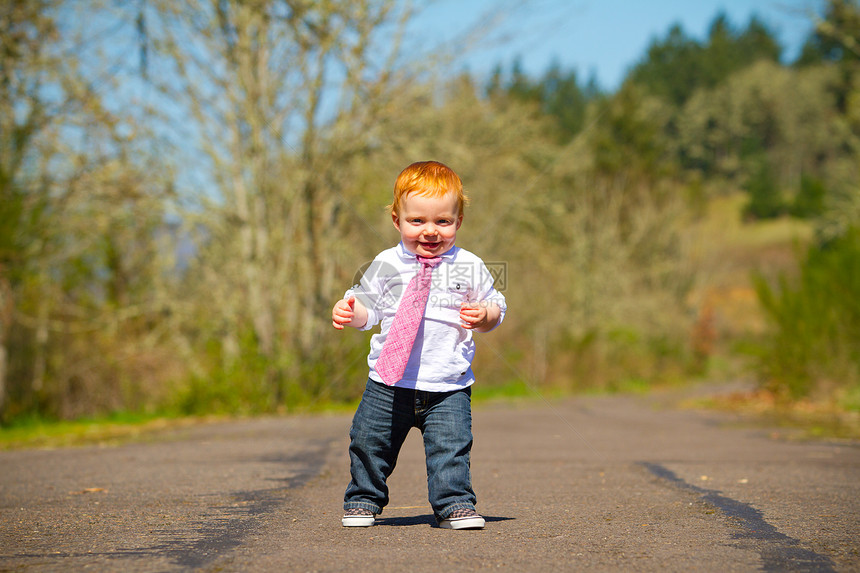 婴儿第一步骤脚步红色领带儿童跑步孩子自然光头发孩子们白色图片