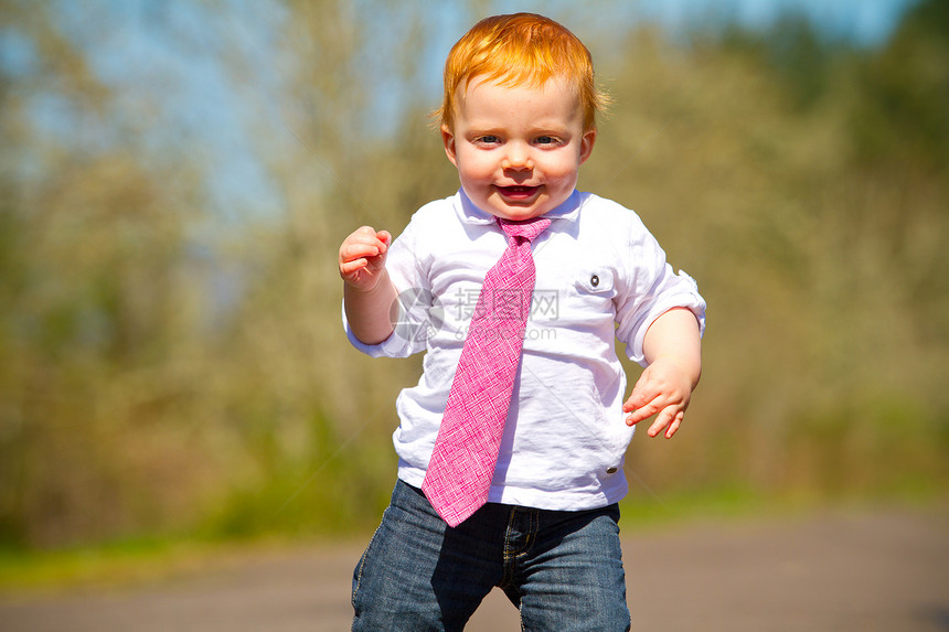 婴儿第一步骤孩子白色领带儿童头发跑步孩子们脚步自然光红色图片